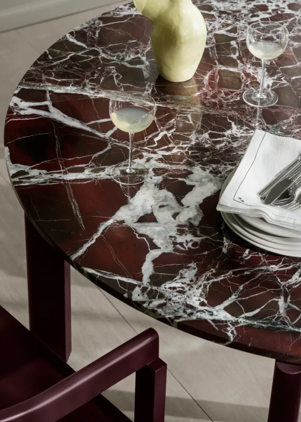After Dining Table Ø120, Marble Burgundy fra Fritz Hansen