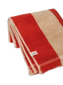 Alee Hand Towel, light camel/red fra Ferm Living