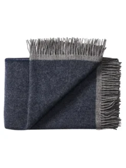 Alrø Plaid, grey navy fra Silkeborg Uldspinderi