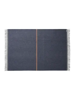 Alrø Plaid, grey navy fra Silkeborg Uldspinderi