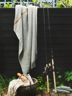 Alrø Plaid, grey shades fra Silkeborg Uldspinderi