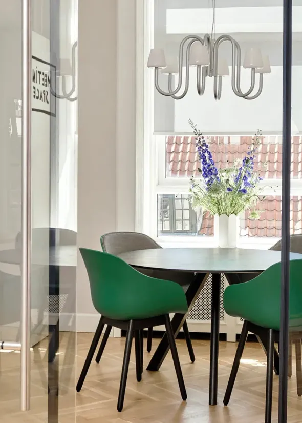 Apollo Chandelier 745, hvid opalglas fra Hay