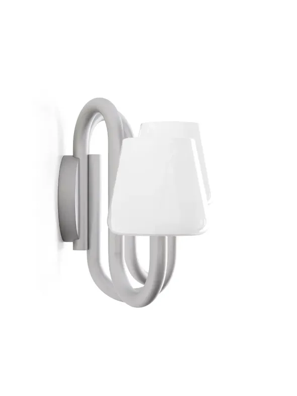 Apollo Wall Sconce, hvid opalglas fra Hay