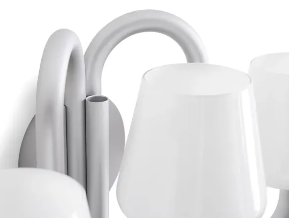 Apollo Wall Sconce, hvid opalglas fra Hay
