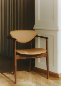 109 Armchair, eg klar olie af Finn Juhl