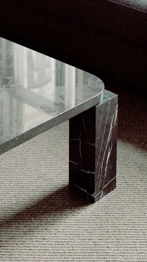 Atlas Sofabord 600x600, Costa Black Marble fra New Works