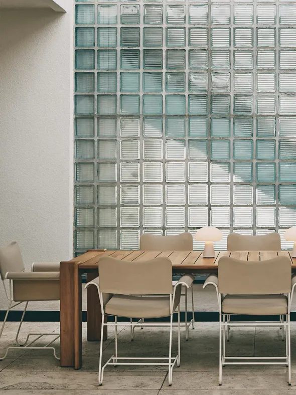 Atmosfera Dining Table fra GUBI