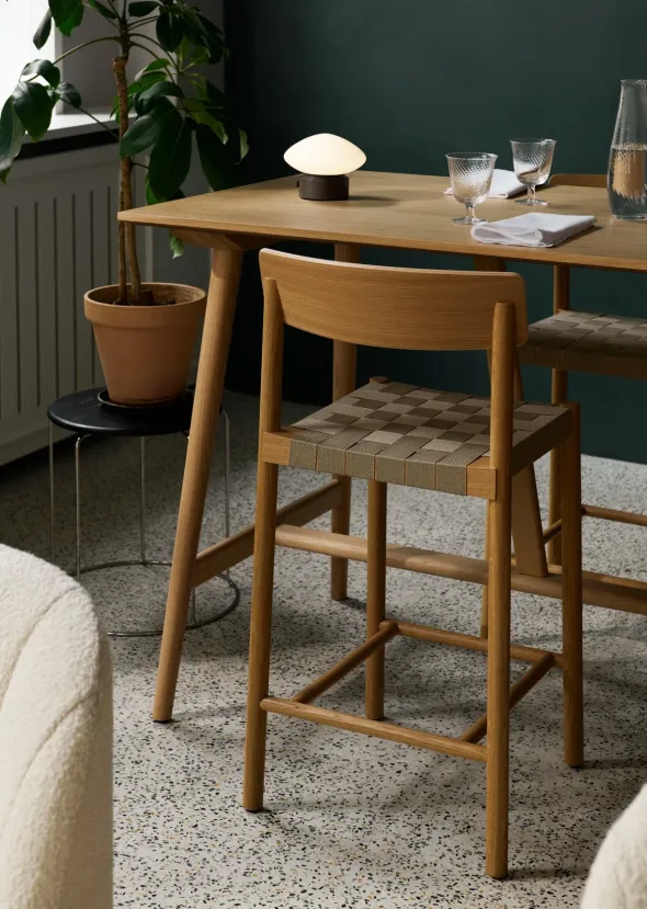 Betty TK12 counter barstol fra &Tradition