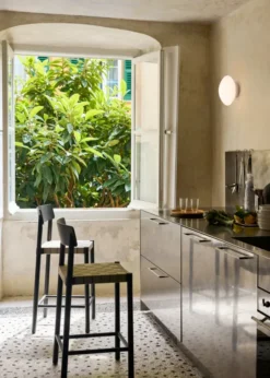 Betty TK12 counter barstol fra &Tradition