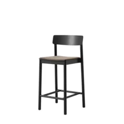 Betty TK14 counterstol med polster fra &Tradition