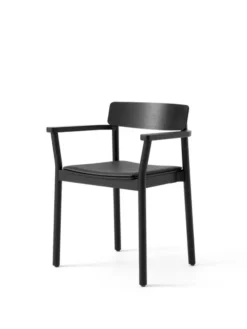 Betty TK11 Spisebordsstol, sortlakeret eg/sort læder fra &Tradition