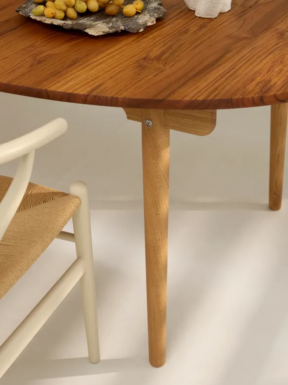 CH338 Spisebord, Teak Mix Special Edition inkl. 1 tillægsplade fra Carl Hansen & Søn