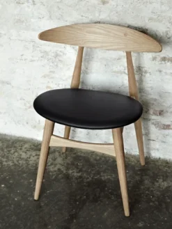 CH33 Stol, sæbebehandlet eg/sort læder af Hans J. Wegner