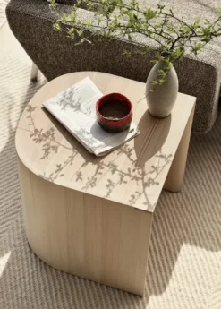 CM210 Taburet, fyrretræ af Cecilie Manz