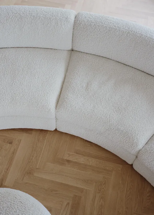 Coda sofa, curved open end right, module 42 fra New Works