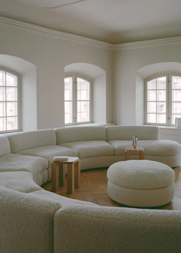 Coda sofa, curved open end right, module 42 fra New Works
