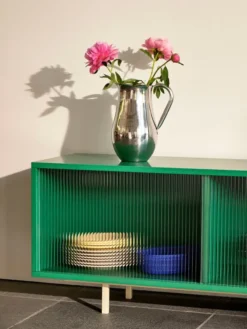 Colour Cabinet, medium med glasdøre fra Hay