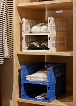Colour crate M, electric blue fra Hay