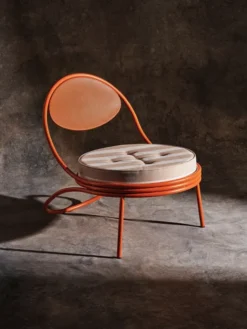 Copacabana Lounge Chair, international orange fra GUBI
