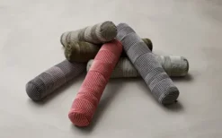 Crest Pyjamas Pillow, Ø15x74 fra Eilersen