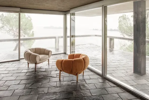 Croissant Lounge Chair, fabric fra GUBI