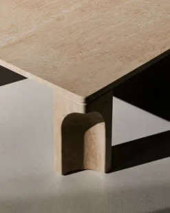 Doric Coffee Table 80 x 80 cm, Neutral White Travertine fra GUBI