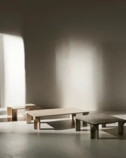 Doric Coffee Table 140 x 80 cm, Neutral White Travertine fra GUBI