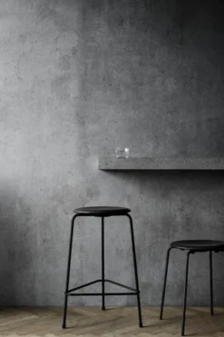 Dot skammel, sort af Arne Jacobsen