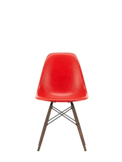 Eames Fiberglass Chair DSW, mørkbejdset ahorn fra Vitra