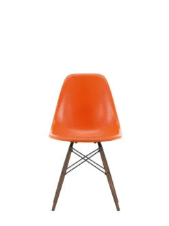 Eames Fiberglass Chair DSW, mørkbejdset ahorn fra Vitra