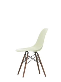 Eames Fiberglass Chair DSW, mørkbejdset ahorn fra Vitra