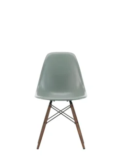 Eames Fiberglass Chair DSW, mørkbejdset ahorn fra Vitra