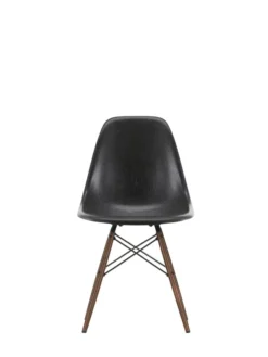 Eames Fiberglass Chair DSW, mørkbejdset ahorn fra Vitra
