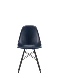 Eames Fiberglass Chair DSW, sortlakeret ahorn fra Vitra