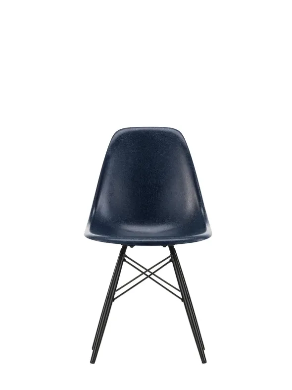 Eames Fiberglass Chair DSW, sortlakeret ahorn fra Vitra