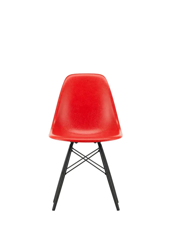 Eames Fiberglass Chair DSW, sortlakeret ahorn fra Vitra