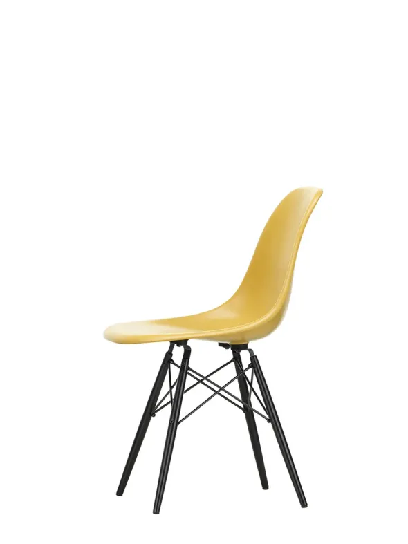 Eames Fiberglass Chair DSW, sortlakeret ahorn fra Vitra