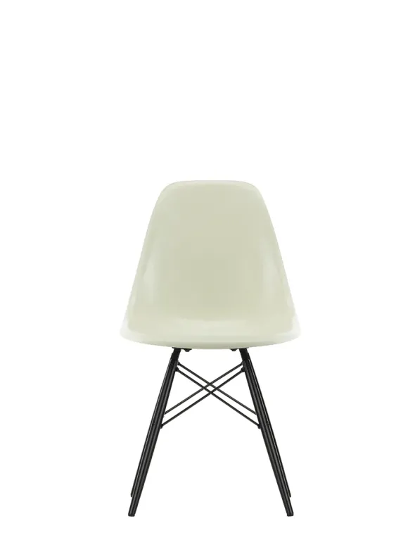 Eames Fiberglass Chair DSW, sortlakeret ahorn fra Vitra