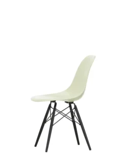 Eames Fiberglass Chair DSW, sortlakeret ahorn fra Vitra
