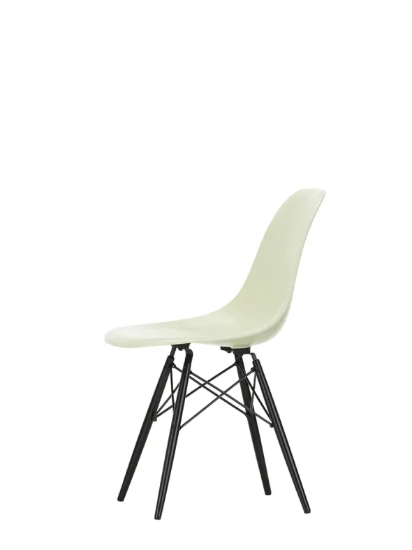 Eames Fiberglass Chair DSW, sortlakeret ahorn fra Vitra