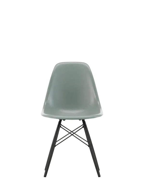 Eames Fiberglass Chair DSW, sortlakeret ahorn fra Vitra