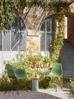 Eames Plastic Armchair DAR, sort pulverlakering fra Vitra
