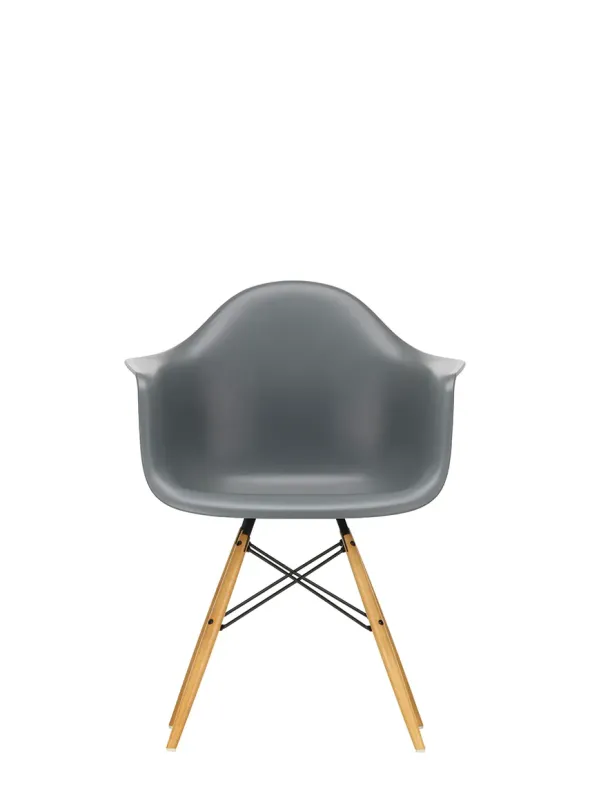 Eames Plastic Armchair DAW, ahorntræ fra Vitra