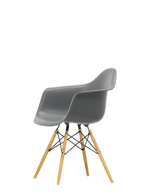 Eames Plastic Armchair DAW, ahorntræ fra Vitra