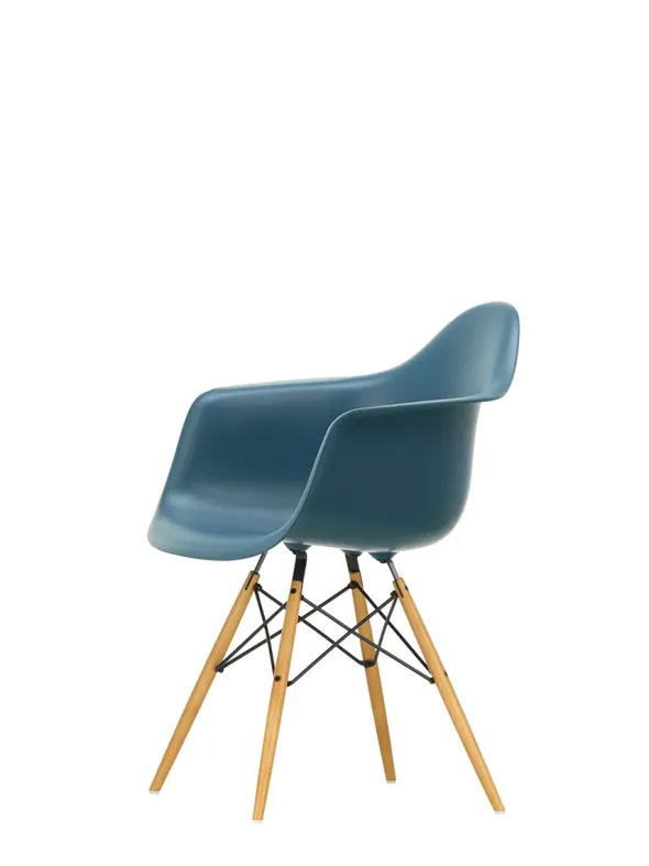 Eames Plastic Armchair DAW, ahorntræ fra Vitra