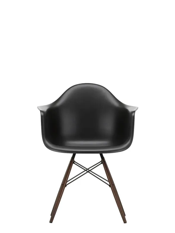 Eames Plastic Armchair DAW, mørkbejdset ahorntræ fra Vitra