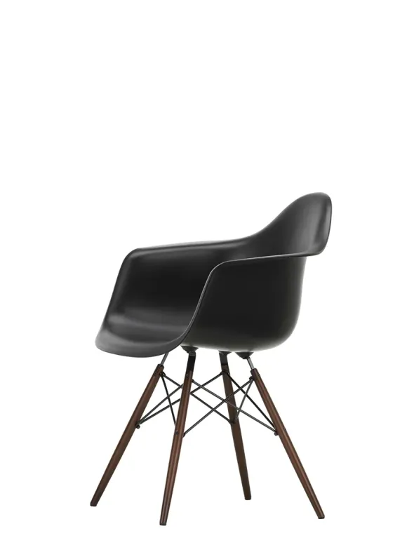 Eames Plastic Armchair DAW, mørkbejdset ahorntræ fra Vitra