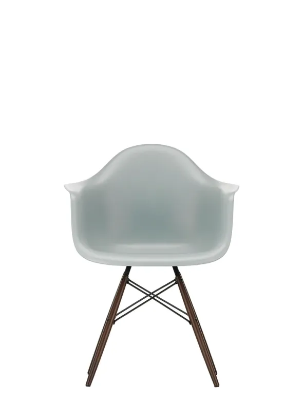 Eames Plastic Armchair DAW, mørkbejdset ahorntræ fra Vitra