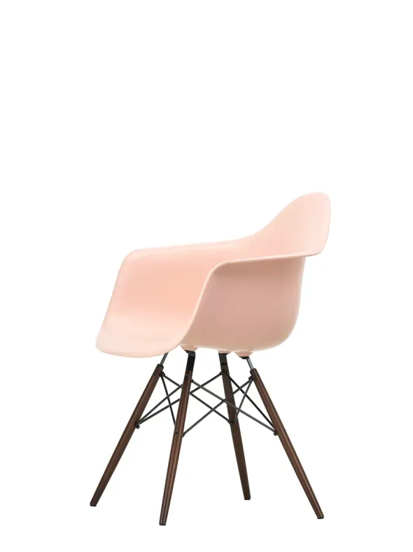 Eames Plastic Armchair DAW, mørkbejdset ahorntræ fra Vitra