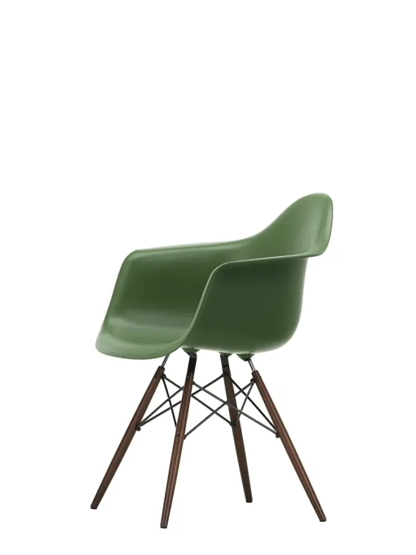 Eames Plastic Armchair DAW, mørkbejdset ahorntræ fra Vitra